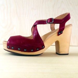 UGG Nadia clog sandal. red leather. US 9.